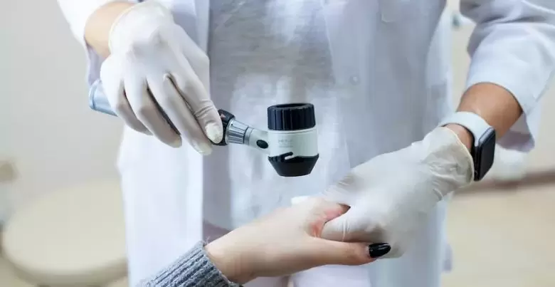 Paciente con verrugas sometido a examen diagnóstico por un dermatólogo